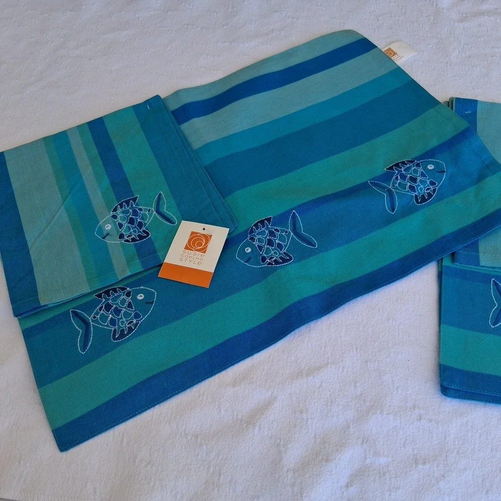 Susie Coelho Style Coastal Fish 2 Placemats 2 Napkins Set Blue Teal 2007 NWT